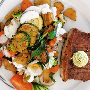 rumsteak-mit-gemuese-trendcamping-wolfach-halbmeil-kinzigtal-essen-gehen